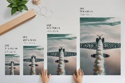 Poster Flugzeug über den Wolken in gedämpfter Farbpalette mit Dynamik