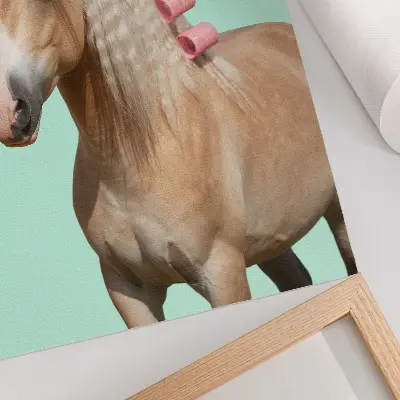 Wandposter mit Motiv von hellem Pferdefell in mintfarbenen Pastelltönen auf einem Roller