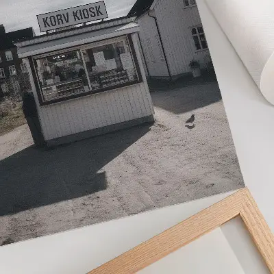 Wandposter Holzkiosk und helle Gebäude in idyllischer Umgebung