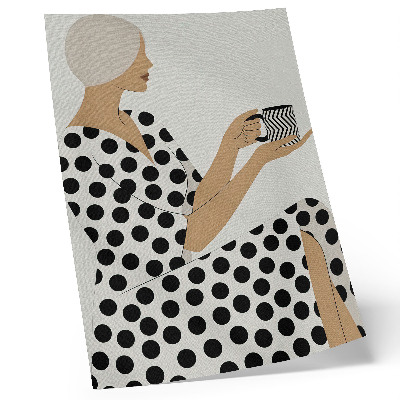 Poster Eine Frau in einem erbsenfarbenen Kleid, die einen geometrischen Becher hält
