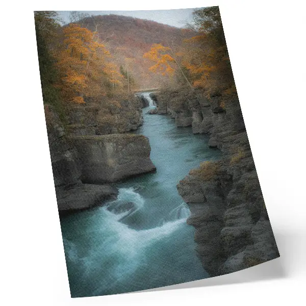 Poster Herbstlandschaft mit Gebirgsfluss und felsigen Hängen