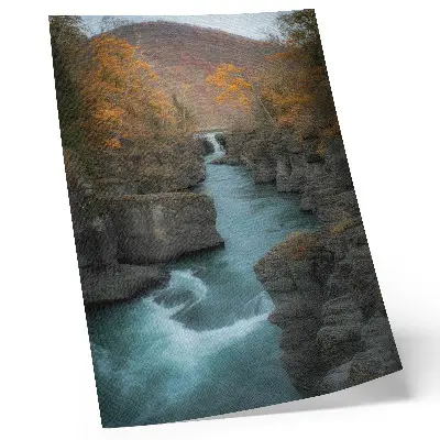 Poster Herbstlandschaft mit Gebirgsfluss und felsigen Hängen