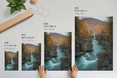 Poster Herbstlandschaft mit Gebirgsfluss und felsigen Hängen