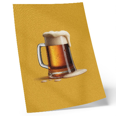 Wandposter Eine Tasse mit bernsteinfarbenem Getränk, gelber Hintergrund, cremiger Schaum