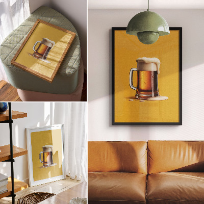 Wandposter Eine Tasse mit bernsteinfarbenem Getränk, gelber Hintergrund, cremiger Schaum