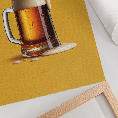 Wandposter Eine Tasse mit bernsteinfarbenem Getränk, gelber Hintergrund, cremiger Schaum