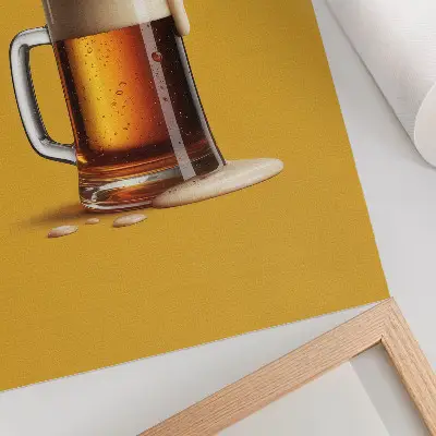 Wandposter eine Tasse mit bernsteinfarbenem Getränk, gelber Hintergrund und cremiger Schaum