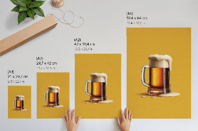 Wandposter Eine Tasse mit bernsteinfarbenem Getränk, gelber Hintergrund, cremiger Schaum