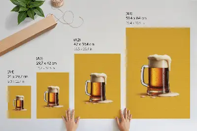 Wandposter eine Tasse mit bernsteinfarbenem Getränk, gelber Hintergrund und cremiger Schaum