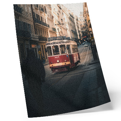 Poster Eine Straßenbahn inmitten der historischen Architektur der Stadt