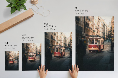Poster Eine Straßenbahn inmitten der historischen Architektur der Stadt