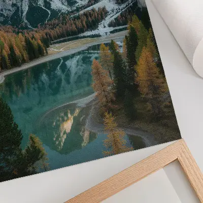 Wandposter mit Motiv von Bergen, Wald, See, Spiegelungen und bunten Bäumen