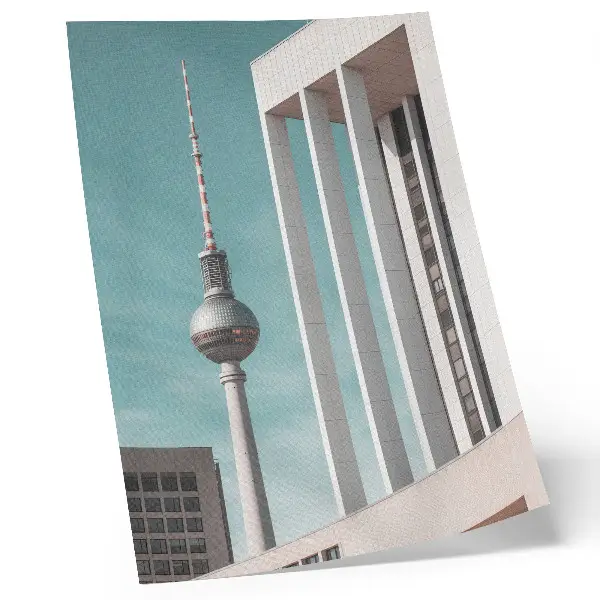 Poster minimalistischer Turm mit modernen Gebäuden unter blauem Himmel