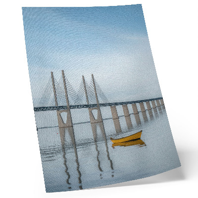 Kunstdruck leinwand Eine Brücke zwischen Himmel und Wasser mit einem gelben Boot
