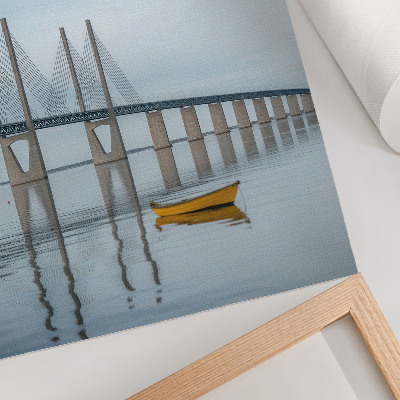 Kunstdruck leinwand Eine Brücke zwischen Himmel und Wasser mit einem gelben Boot