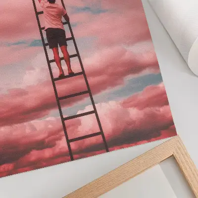 Wandposter Person auf einer Leiter vor einem Himmel mit rosa Wolken und Träumen