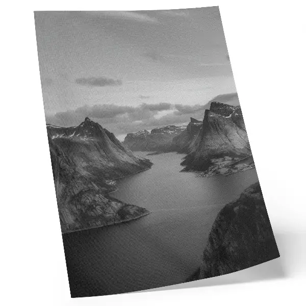 Wandposter graue, majestätische Berge an einem ruhigen See