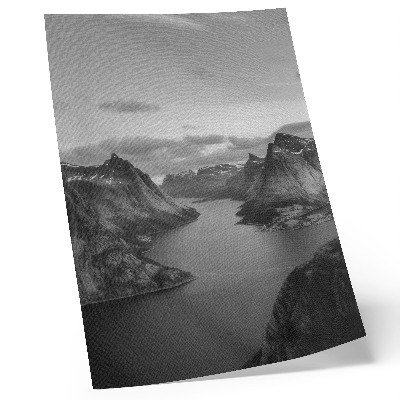 Wandposter Graue, majestätische Berge, ein ruhiger See