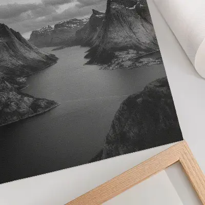 Wandposter graue, majestätische Berge an einem ruhigen See
