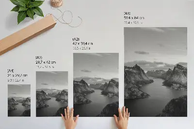 Wandposter graue, majestätische Berge an einem ruhigen See