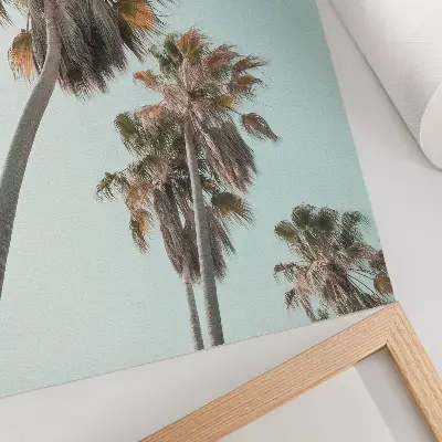 Wandposter mit exotischem Palmenmotiv unter zartem blauem Himmel