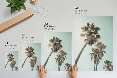 Wandposter mit exotischem Palmenmotiv unter zartem blauem Himmel
