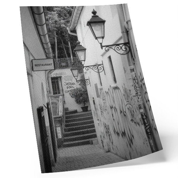 Wandposter Schwarz-weiße Straße mit Graffiti und Straßenlaternen
