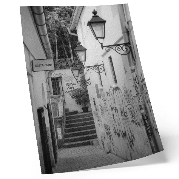 Wandposter schwarz-weißes Motiv mit Straße, Graffiti und Straßenlaternen