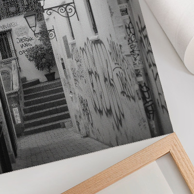 Wandposter Schwarz-weiße Straße mit Graffiti und Straßenlaternen