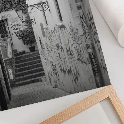 Wandposter schwarz-weißes Motiv mit Straße, Graffiti und Straßenlaternen