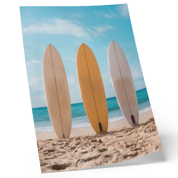 Wandposter Surfbretter am Strand unter blauem Himmel