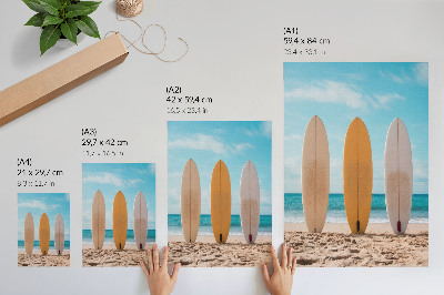 Wandposter Surfbretter am Strand unter blauem Himmel