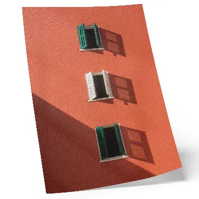 Kunstdruck auf Leinwand orangefarbene Wand mit drei Fenstern und grünen Jalousien