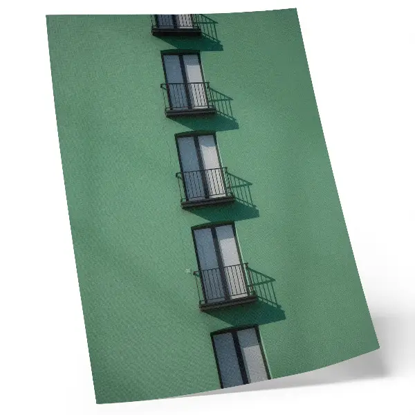 Wandposter grüne Fassade mit Fenstern, Balkonen und Schattenwurf im modernen Stil