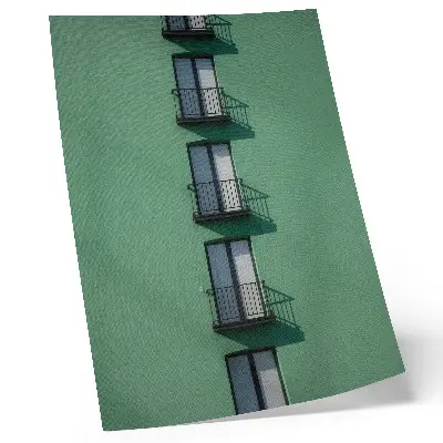 Wandposter grüne Fassade mit Fenstern, Balkonen und Schattenwurf im modernen Stil