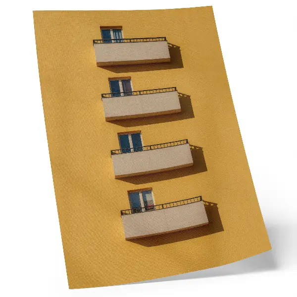 Poster gelbe Fassade mit vier Balkonen in minimalistischer Komposition