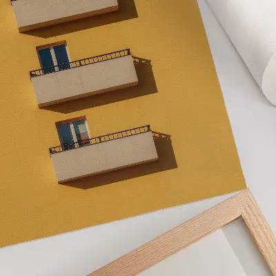 Poster gelbe Fassade mit vier Balkonen in minimalistischer Komposition