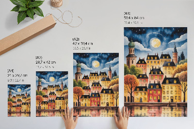 Wandposter Eine stimmungsvolle Stadt bei Nacht mit dem Mond am Himmel