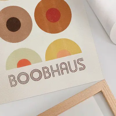Wandposter mit Boobhaus-Grafik im Bauhaus-Stil