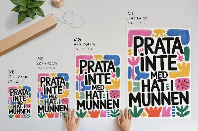 Kunstdruck auf Leinwand mit schwarzen Buchstaben und bunten Strichen im modernen Stil