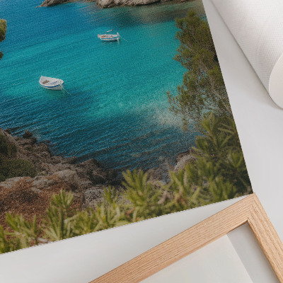 Poster Eine Bucht mit Booten und einem Haus in einer malerischen Landschaft