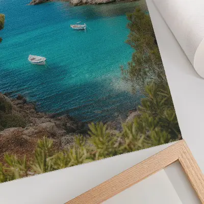 Poster mit einer Bucht, Booten und einem Haus in einer malerischen Landschaft