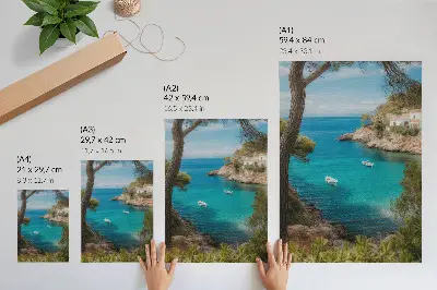 Poster mit einer Bucht, Booten und einem Haus in einer malerischen Landschaft