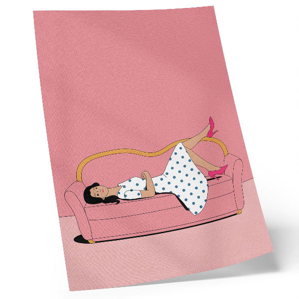Wandposter Friedliche Entspannungsszene, Frau auf einem rosa Sofa