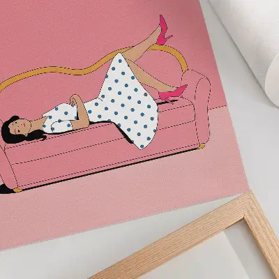 Wandposter friedliche Entspannungsszene mit einer Frau auf einem rosa Sofa