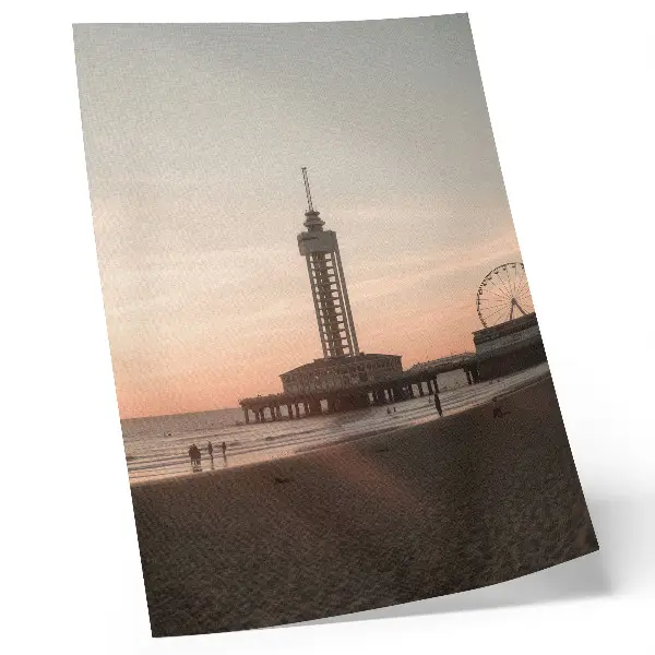 Wandposter Strandturm mit pastellfarbenem Himmel und Rundumblick