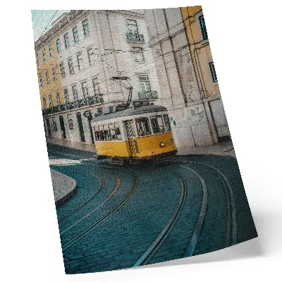Kunstdruck auf Leinwand gelbe Straßenbahn in einer Kurve einer Stadtstraße