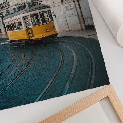 Kunstdruck leinwand Eine gelbe Straßenbahn in einer Kurve einer Stadtstraße