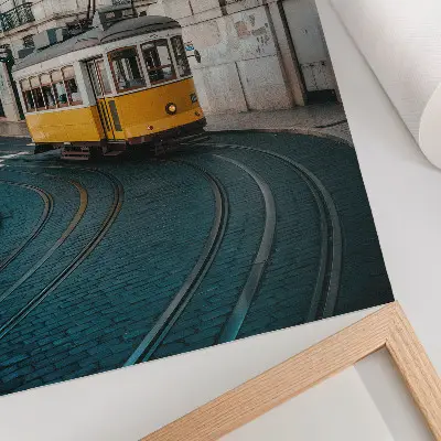 Kunstdruck auf Leinwand gelbe Straßenbahn in einer Kurve einer Stadtstraße