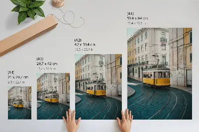 Kunstdruck auf Leinwand gelbe Straßenbahn in einer Kurve einer Stadtstraße